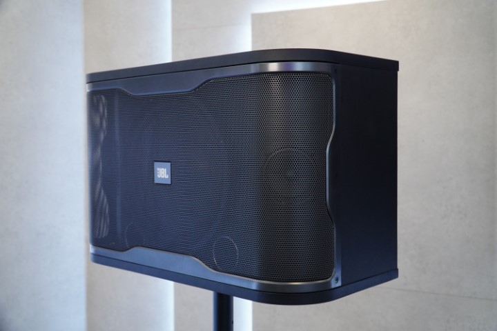 JBL RM 210 - loa karaoke active cấu hình gọn nhẹ